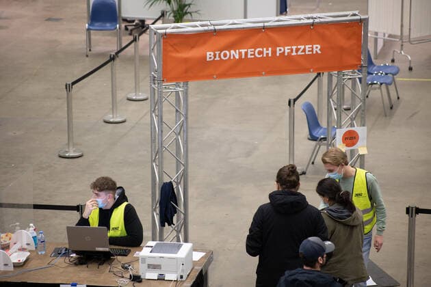 Booster Vaccination Against COVID In The Netherlands The entrance for the vaccination booths with BIONTECH PFIZER and MODERNA BOOSTER banners. Vaccination center in Eindhoven with 20 lanes and the capacity of 7500 vaccines per day. The jabs are administered by GGD healthcare workers as a booster shot to protect from Covid-19. The third-dose booster is available for all in the Netherlands. The country is in a lockdown as the nation battles the outbreak of the new Omicron variant, sars-cov-2 coronavirus mutation of the pandemic. Eindhoven, The Netherlands on January 7, 2022 Eindhoven Netherlands  Copyright: xNicolasxEconomoux originalFilename: economou-notitle220109_nps5t.jpg