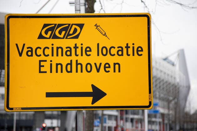 Booster Vaccination Against COVID In The Netherlands Road sign with directions towards the vaccination center location. Vaccination center in Eindhoven with 20 lanes and the capacity of 7500 vaccines per day. The jabs are administered by GGD healthcare workers as a booster shot to protect from Covid-19. The third-dose booster is available for all in the Netherlands. The country is in a lockdown as the nation battles the outbreak of the new Omicron variant, sars-cov-2 coronavirus mutation of the pandemic. Eindhoven, The Netherlands on January 7, 2022 Eindhoven Netherlands  Copyright: xNicolasxEconomoux originalFilename: economou-notitle220109_np8yv.jpg