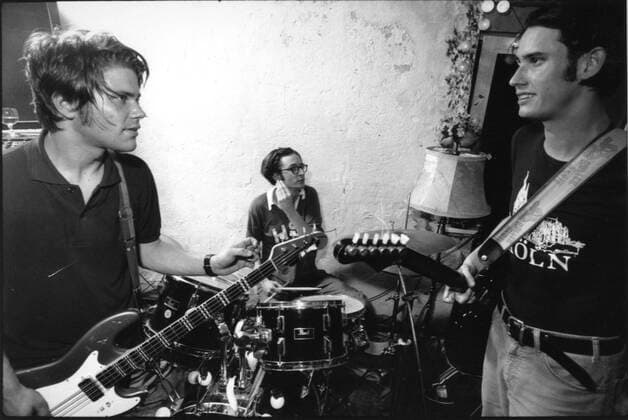 Hamburg, DEU, 18.07.1995, Tocotronic; deutsche Rockband aus Hamburg, 1993 gegruendet. Der Bandname ist abgeleitet von einer japanischen Spielkonsole namens Tricotronic, einem Vorgaenger des Game Boy. Tocotronic galt urspruenglich als zentraler Teil der Stilrichtung Hamburger Schule. Andere Genre-Zuweisungen für Tocotronic lauten Indie-Rock, Indie-Pop und Diskursrock. Auftritt in Heinz Kamers Tanzcafe. Hamburg, GER, 31.06.1996, Tocotronic; German rock band from Hamburg, founded in 1993. The band name is derived from a Japanese game console called Tricotronic, a predecessor of the Game Boy. Tocotronic was originally considered a central part of the Hamburger Schule style. Other genre assignments for Tocotronic are indie rock, indie pop, a