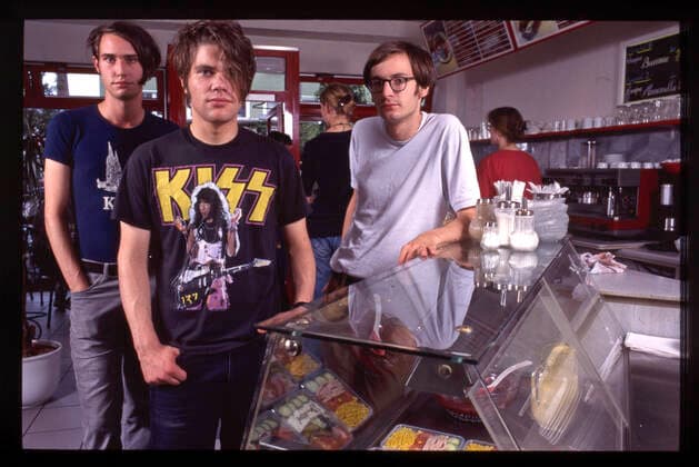 Hamburg, DEU, 19.07.1995, Tocotronic; deutsche Rockband aus Hamburg, 1993 gegruendet. Der Bandname ist abgeleitet von einer japanischen Spielkonsole namens Tricotronic, einem Vorgaenger des Game Boy. Tocotronic galt urspruenglich als zentraler Teil der Stilrichtung Hamburger Schule. Andere Genre-Zuweisungen für Tocotronic lauten Indie-Rock, Indie-Pop und Diskursrock. Aufnahme in einem tuerkischen Imbiss in Hamburg Altona Hamburg, GER, 31.06.1996, Tocotronic; German rock band from Hamburg, founded in 1993. The band name is derived from a Japanese game console called Tricotronic, a predecessor of the Game Boy. Tocotronic was originally considered a central part of the Hamburger Schule style. Other genre assignments for Tocotronic are indi