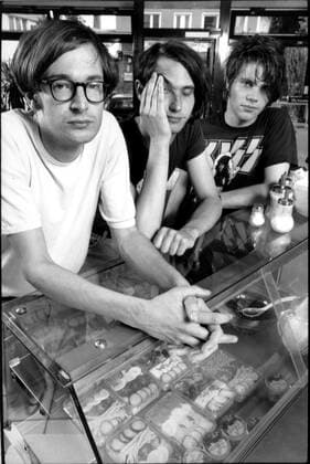 Hamburg, DEU, 19.07.1995, Tocotronic; deutsche Rockband aus Hamburg, 1993 gegruendet. Der Bandname ist abgeleitet von einer japanischen Spielkonsole namens Tricotronic, einem Vorgaenger des Game Boy. Tocotronic galt urspruenglich als zentraler Teil der Stilrichtung Hamburger Schule. Andere Genre-Zuweisungen für Tocotronic lauten Indie-Rock, Indie-Pop und Diskursrock. Aufnahme in einem tuerkischen Imbiss in Hamburg Altona Hamburg, GER, 31.06.1996, Tocotronic; German rock band from Hamburg, founded in 1993. The band name is derived from a Japanese game console called Tricotronic, a predecessor of the Game Boy. Tocotronic was originally considered a central part of the Hamburger Schule style. Other genre assignments for Tocotronic are indi