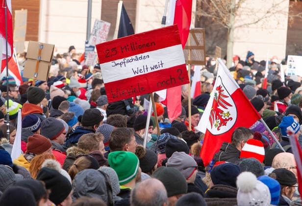 09.01.2022 Demonstration am Landhausplatz, Eduard-Wallnöfer-Platz und weiter durch die Innenstadt von Innsbruck, Tirol, Österreich Demonstration für die Impffreiheit Demo gegen Corona, Coronavirus, Covid-19 Maßnahmen: Impfpflicht, Impfzwang, Impfen, Lockdown Motto der Demonstration von Team Tirol: Für unsere Freiheit FPÖ und MFG ebenfalls dabei