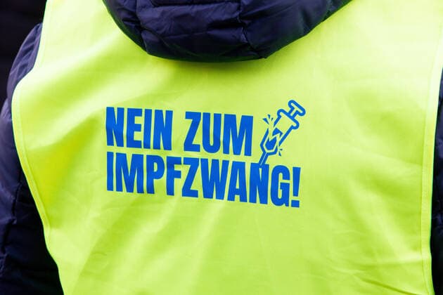 09.01.2022 Demonstration am Landhausplatz, Eduard-Wallnöfer-Platz und weiter durch die Innenstadt von Innsbruck, Tirol, Österreich Demonstration für die Impffreiheit Demo gegen Corona, Coronavirus, Covid-19 Maßnahmen: Impfpflicht, Impfzwang, Impfen, Lockdown Motto der Demonstration von Team Tirol: Für unsere Freiheit FPÖ und MFG ebenfalls dabei