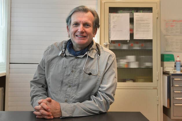 Was es bedeutet, in einem der reichsten Laender der Welt arm zu sein, weiss Gerhard Trabert (Foto vom 10.01.2022) nicht vom Hoerensagen. Der 65-jaehrige Professor fuer Sozialmedizin versorgt mit seinem Verein Armut und Gesundheit in Deutschland in Mainz seit vielen Jahren Wohnungslose und Patienten ohne Krankenversicherung. Dass Armut krank macht und die Lebenserwartung armer Menschen in Deutschland um Jahre unter der von Spitzenverdienern liegt, macht ihn wuetend - das allgemeine Desinteresse daran noch mehr. Daher laesst sich der Mediziner jetzt als parteiloser Kandidat von den Linken ins Rennen um die Wahl zum Bundespraesidenten schicken. (Siehe epd-Bericht vom 10.01.2022) Gerhard Trabert kandidiert fuer das hoechste Staatsamt *** What Copyright: epd-bild KristinaxSchaefer EDITORIAL USE ONLY