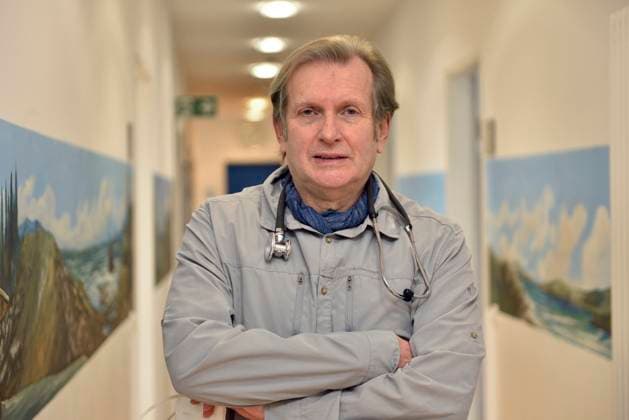 News Bilder des Tages Was es bedeutet, in einem der reichsten Laender der Welt arm zu sein, weiss Gerhard Trabert (Foto vom 10.01.2022) nicht vom Hoerensagen. Der 65-jaehrige Professor fuer Sozialmedizin versorgt mit seinem Verein Armut und Gesundheit in Deutschland in Mainz seit vielen Jahren Wohnungslose und Patienten ohne Krankenversicherung. Dass Armut krank macht und die Lebenserwartung armer Menschen in Deutschland um Jahre unter der von Spitzenverdienern liegt, macht ihn wuetend - das allgemeine Desinteresse daran noch mehr. Daher laesst sich der Mediziner jetzt als parteiloser Kandidat von den Linken ins Rennen um die Wahl zum Bundespraesidenten schicken. (Siehe epd-Bericht vom 10.01.2022) Gerhard Trabert kandidiert fuer das hoechste Staatsamt *** What Copyright: epd-bild KristinaxSchaefer EDITORIAL USE ONLY