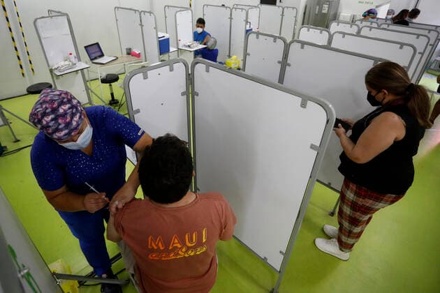 Vina del Mar, January 10, 2022 Slow influx of people who must perform their booster inoculation is recorded in the vaccinator installed in the Espacio Urbano shopping center, during the day that begins to apply the fourth dose of antibodies against Coronavirus Andres Pina Aton Chile, Vina del Mar Chile Aton 574363  Copyright: ANDRESxPINA ATONxCHILE