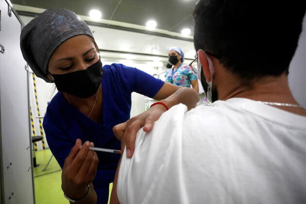 Vina del Mar, January 10, 2022 Slow influx of people who must perform their booster inoculation is recorded in the vaccinator installed in the Espacio Urbano shopping center, during the day that begins to apply the fourth dose of antibodies against the Coronavirus Andres Pina Aton Chile, Vina del Mar Chile Aton 574367  Copyright: ANDRESxPINA ATONxCHILE