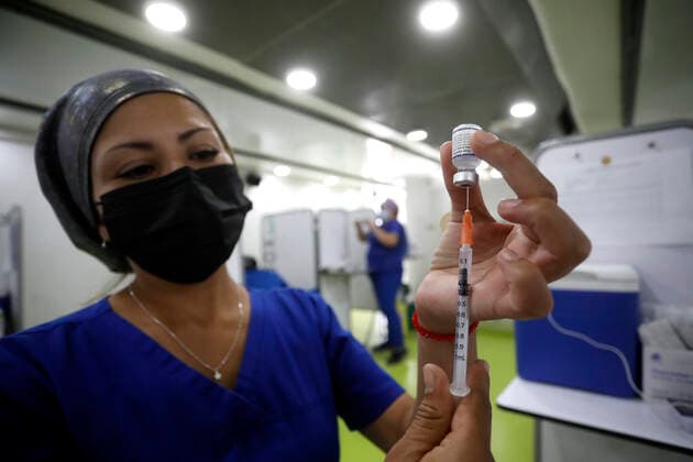 Vina del Mar, January 10, 2022 Slow influx of people who must perform their booster inoculation is recorded in the vaccinator installed in the Espacio Urbano shopping center, during the day that begins to apply the fourth dose of antibodies against the Coronavirus Andres Pina Aton Chile, Vina del Mar Chile Aton 574368  Copyright: ANDRESxPINA ATONxCHILE