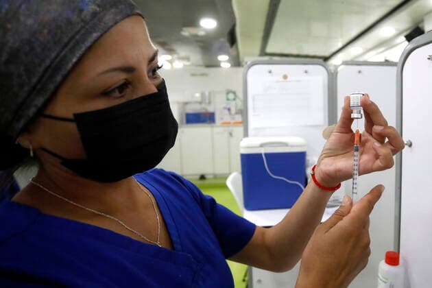 Vina del Mar, January 10, 2022 Slow influx of people who must perform their booster inoculation is recorded in the vaccinator installed in the Espacio Urbano shopping center, during the day in which it begins to apply the fourth dose of antibodies against Coronavirus Andres Pina Aton Chile, Vina del Mar Chile Aton 574369  Copyright: ANDRESxPINA ATONxCHILE