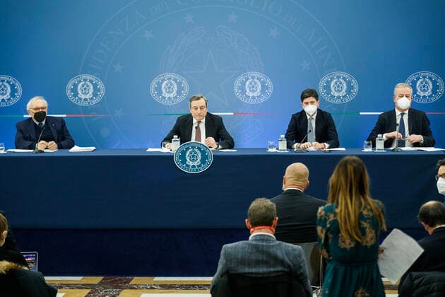 News Bilder des Tages January 10, 2022, ROME, Italia: Italia Prime Minister Mario Draghi (2L), Italian Minister of Health Roberto Speranza (2R), Italian Minister of Education Patrizio Bianchi (L) and the Coordinator of the CTS (Technical Scientific Committee), Franco Locatelli, during the press conference on the latest anti-Covid measures adopted by the Government at the Chigi Palace in Rome, Italy, 10 January 2022..ANSA ROBERTO MONALDO LAPRESSE POOL ROME Italia - ZUMAa110 20220110_zaf_a110_082 Copyright: xRobertoxMonaldo Lapresse Poolx