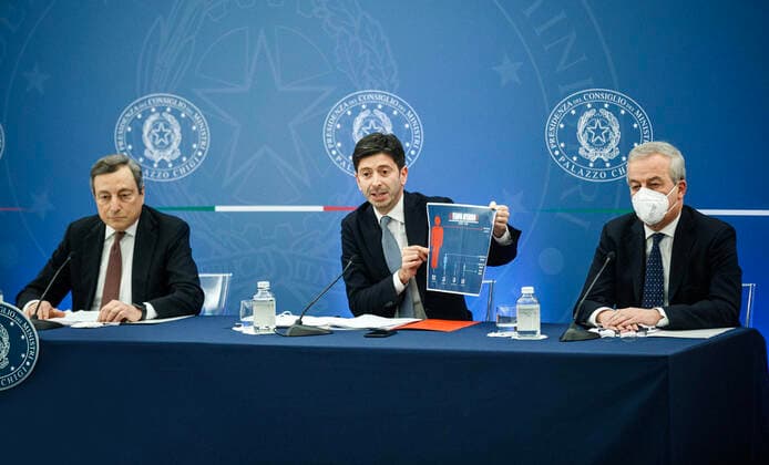 January 10, 2022, ROME, Italia: Italian Prime Minister Mario Draghi (L), Italian Minister of Health Roberto Speranza (C) and and the Coordinator of the CTS (Technical Scientific Committee), Franco Locatelli, during the press conference on the latest anti-Covid measures adopted by the Government at the Chigi Palace in Rome, Italy, 10 January 2022..ANSA ROBERTO MONALDO LAPRESSE POOL ROME Italia - ZUMAa110 20220110_zaf_a110_103 Copyright: xRobertoxMonaldo Lapresse Poolx