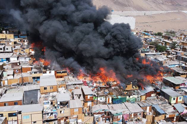 Bilder des Jahres 2022, News 01 Januar News Themen der Woche KW02 News Bilder des Tages Chile, Großbrand in Wohngebiet in Iquique Iquique, 10 de Enero del 2022. Un gran incendio se produce en las Tomas de Laguna Verde en Iquique. Alex Diaz Aton Chile, Iquique Chile Aton_574475 *** Iquique, January 10, 2022 A large fire breaks out in the Tomas de Laguna Verde in Iquique Alex Diaz Aton Chile, Iquique Chile Aton 574475  Copyright: ALEXxDIAZ ATONxCHILE