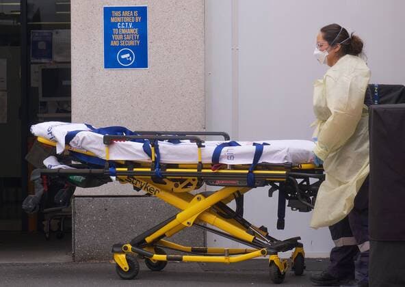 VICTORIA CORONAVIRUS COVID19, A paramedic moves equipment outside St. Vincent s Hospital in Melbourne, Tuesday, January 11, 2022. Demand for ambulances in Melbourne is extremely high with people warned to brace for delays, as COVID-19 hospital admissions continue to rise. ( NO ARCHIVING, EDITORIAL USE ONLY, NO USE IN BOOKS WITHOUT CONSENT MELBOURNE VIC AUSTRALIA  Copyright: xLUISxASCUIx 20220111001612450309