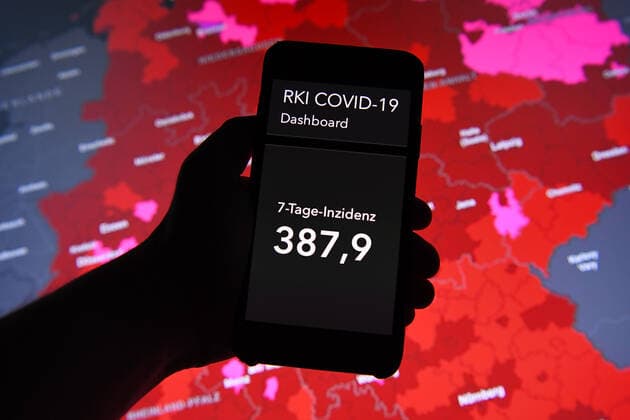 Coronavirus in Deutschland - Covid-19-Dashboard des Robert Koch-Institut 11.01.2022, Robert Koch-Institut: 7-Tage-Inzidenz 387,9. 7-Tage-Fallzahl 322.574. COVID-19-Fälle 7.581.381. Zugang um 45.690 gegenüber dem Vortag. COVID-19-Todesfälle 114.351. Zugang um 322 gegenüber dem Vortag.