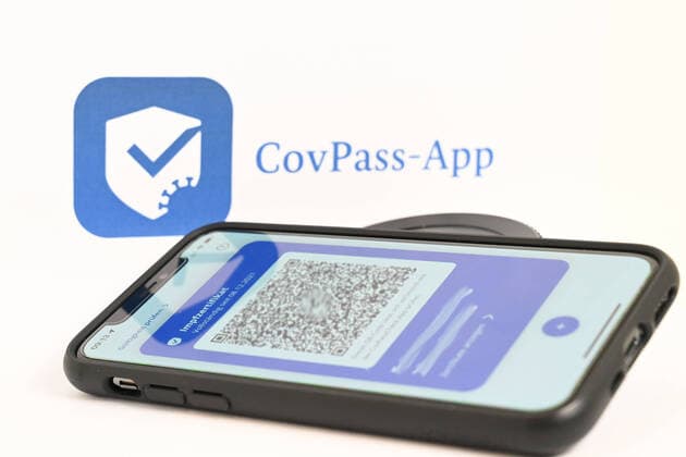 Stock Symbolbilder I Thema: Corona und Impfen I 07.01.2022 Digitales COVID-Zertifikat der EU, Digitales Zertifikat, Impfzertifikat, QR-Code, Corona, Covid, Covid-19, Delta, Delta Variante, Delta-Variante, Imicron, Omikron, Omikron-Variante, Deltacron, Deltakron, Deltakron-Variante, Deltacron-Variante, Variante, Impfpflicht, Pflicht zur Impfung, Booster, Boosterimpfung, 3. Impfung, 3, Imfpungen, Impfpass, Internationale Bescheinigung über Impfungen und Impfbuch, Corona-Warn, Corona Warn App, Corona Warn-App, Corona-Warn-App, Covpass, Cov-Pass, CovPass-App, CovPassApp Hamburg Studio Hamburg Deutschland *** Stock Icon Images I Topic Corona and Vaccination I 07 01 2022 EU Digital COVID Certificate, Digital Certificate, Vaccination Certificate, Copyright: xLobeca FelixxSchlikisx