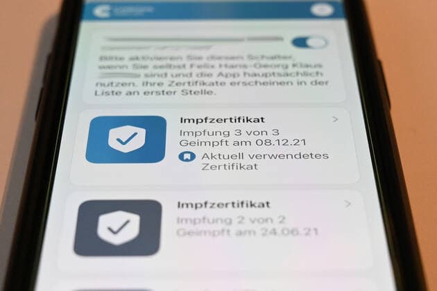 Stock Symbolbilder I Thema: Corona und Impfen I 07.01.2022 Impfzertifikat, Impf-Zertifikat, Digitales Impfzertifikat, Digitales COVID-Zertifikat der EU, Digitales Zertifikat, Impfzertifikat, QR-Code, Corona, Covid, Covid-19, Delta, Delta Variante, Delta-Variante, Imicron, Omikron, Omikron-Variante, Deltacron, Deltakron, Deltakron-Variante, Deltacron-Variante, Variante, Impfpflicht, Pflicht zur Impfung, Booster, Boosterimpfung, 3. Impfung, 3, Imfpungen, Impfpass, Internationale Bescheinigung über Impfungen und Impfbuch, Corona-Warn, Corona Warn App, Corona Warn-App, Corona-Warn-App, Covpass, Cov-Pass, CovPass-App, CovPassApp Hamburg Studio Hamburg Deutschland *** Stock Icon Images I Theme Corona and Vaccination I 07 01 2022 Vaccination Cert Copyright: xLobeca FelixxSchlikisx
