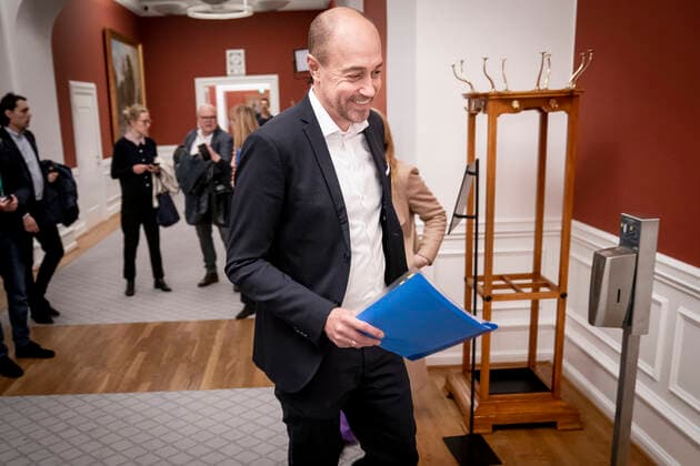 Sundhedsminister Magnus Heunicke (S) ankommer til aabent samraad i Folketingets Sundhedsudvalg med sundhedsministeren paa Christiansborg, tirsdag den 11. januar 2022.. , Copenhagen Denmark Copyright: RitzauxScanpix MadsxClausxRasmussenx COP101 spdk20220111-142745-L