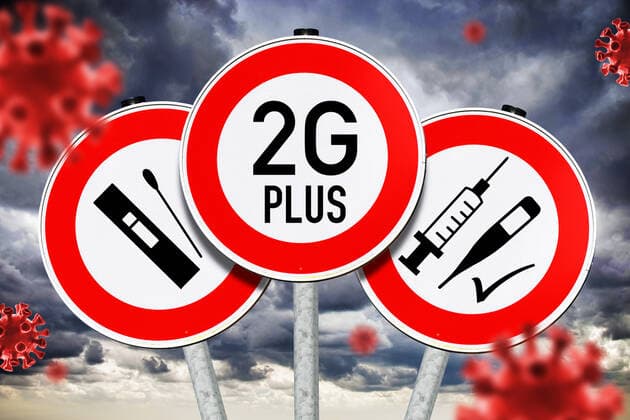 FOTOMONTAGE, Schild mit Aufschrift 2G Plus, Symbolfoto 2G-Plus-Regelung *** PHOTOMONTAGE, sign with inscription 2G Plus, symbol photo 2G Plus regulation ** NUR FUER REDAKTIONELLE ZWECKE ** EDITORIAL USE ONLY **