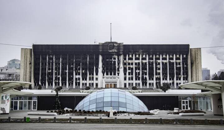 Bilder des Jahres 2022, News 01 Januar News Themen der Woche KW02 News Bilder des Tages Unruhen in Kasachstan: Sch?den in Almaty Kazakhstan Protests Aftermath 6738821 11.01.2022 A view shows the mayor s office (akimat) burnt during mass protests triggered by fuel price increase in Almaty, Kazakhstan. Protests sparked by rising fuel prices, started in the towns of Zhanaozen and Aktau in western Kazakhstan on January 2 and spread rapidly across the country. On January 5, President Tokayev dismissed the government and declared a 2-week state of emergency in the Mangistau and Almaty regions, as well as in the cities of Almaty and Nur-Sultan. Rasul Nazyrov Sputnik Almaty Kazakhstan  Copyright: xRasulxNazyrovx