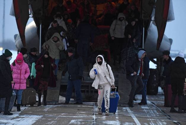 Bilder des Jahres 2022, News 01 Januar News Themen der Woche KW02 News Bilder des Tages Unruhen in Kasachstan: Russische Staatsb?rger werden nach Moskau ausgeflogen Russia Kazakhstan Evacuation 6738820 11.01.2022 Russian citizens evacuated from Kazakhstan leave a military transport aircraft at Chkalovsky airfield, Moscow region, Russia. Valery Melnikov Sputnik Moscow region Russia  Copyright: xValeryxMelnikovx