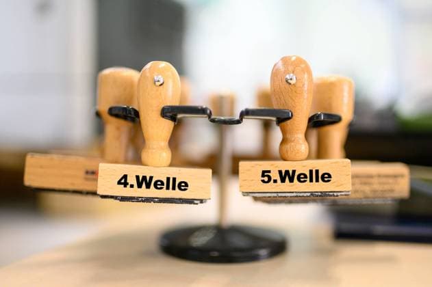 Stock Symbolbilder I Thema: Corona und Impfen I 07.01.2022 4. Welle, 5. Welle, Welle Stempel, Darstellung, Symbolisch, Symbol Hamburg Studio Hamburg Deutschland *** Stock symbol images I theme corona and inoculate I 07 01 2022 4 wave, 5 wave, wave stamp, representation, symbolic, symbol Hamburg Studio Hamburg Germany Copyright: xLobeca FelixxSchlikisx