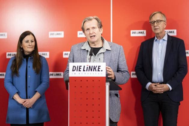 (L-R) Janine Wissler, Parteivorsitzende von DIE LINKE, Gerhard Trabert, Autor und Arzt, und Dietmar Bartsch, Fraktionsvorsitzender DIE LINKE im Deutschen Bundestag, aufgenommen im Rahmen der Vorstellung des Kandidaten von Die LINKE fuer das Amt des Bundespraesidenten in Berlin, 11.01.2022. Berlin Deutschland *** L R Janine Wissler, party leader of DIE LINKE, Gerhard Trabert, author and physician, and Dietmar Bartsch, parliamentary group leader of DIE LINKE in the German Bundestag, recorded during the presentation of the candidate of DIE LINKE for the office of Federal President in Berlin, 11 01 2022 Berlin Germany Copyright: xFlorianxGaertner photothek.dex