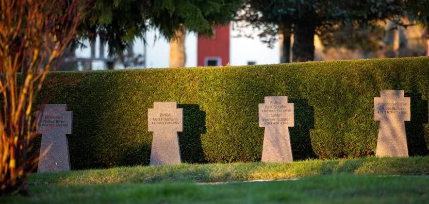 Volkstrauertag Die Sonne scheint auf Soldatengräber Gefallener deutscher Soldaten des 2. Weltkriegs auf dem Friedhof Eisfeld. Eisfeld Thüringen DEUTSCHLAND *** Volkstrauertag The sun shines on soldiers graves Fallen German soldiers of the 2 World War on the cemetery Eisfeld Eisfeld Thuringia GERMANY