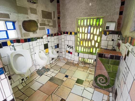 Urinal mit Keramikfliesen in der öffentliche Toilette des Künstlers und Architekten Friedensreich Hundertwasser, Kawakawa, Nordinsel, Neuseeland, Ozeanien Copyright: imageBROKER/Karl-HeinzxSchein iblksc07217864.jpg