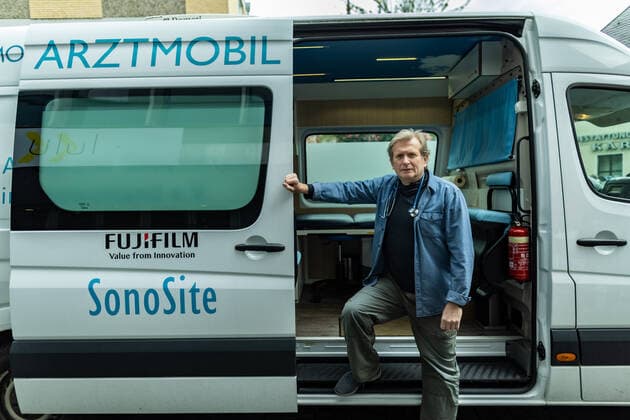 Der Arzt Gerhard Trabert in seinem Arztmobil Dr. Gerhard Trabert, DieLinke *** The doctor Gerhard Trabert in his doctor mobile Dr Gerhard Trabert, DieLinke