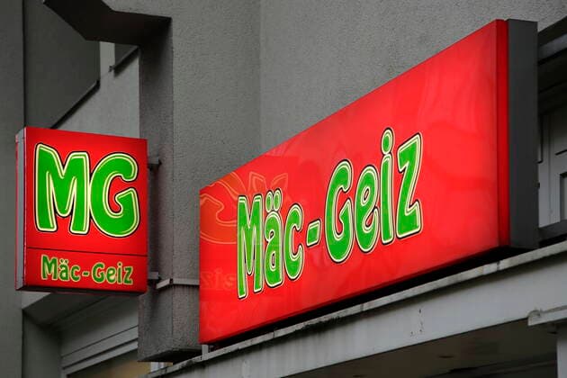 12.01.2022, Berlin, Deutschland - Foto: Leuchtreklame mit Logo und Schriftzug an einer Filiale der Billigmarktkette Maec-Geiz in Berlin. *** 12 01 2022, Berlin, Germany Photo illuminated sign with logo and lettering at a branch of the low-price chain Maec Geiz in Berlin, Germany