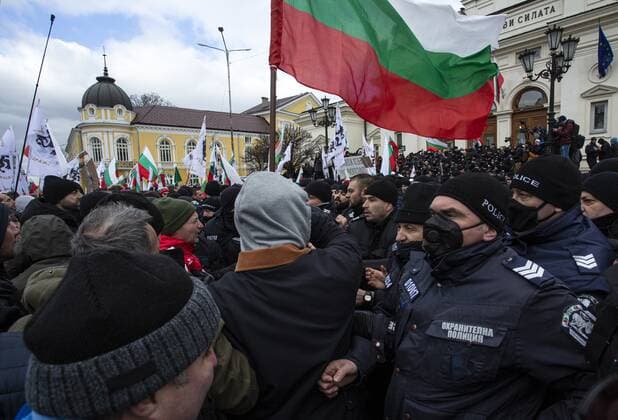 Bulgaria Coronavirus Restrictions Protest 6739546 12.01.2022 Law enforcement officers detain a protester during a rally against COVID-19 restrictions in front of the National Assembly of the Republic of Bulgaria, in Sofia, Bulgaria. Now Bulgarians have to wear masks indoors and on public transport and show a health pass, given to people who are vaccinated, recovered or who have tested negative for the virus, to get into restaurants, cafes and shopping malls and gyms. Hristo Vladev Sputnik Sofia Bulgaria  Copyright: xHristoxVladevx