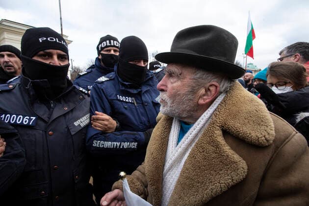 Bulgaria Coronavirus Restrictions Protest 6739540 12.01.2022 An elderly man takes part in a protest against COVID-19 restrictions in front of the National Assembly of the Republic of Bulgaria, in Sofia, Bulgaria. Now Bulgarians have to wear masks indoors and on public transport and show a health pass, given to people who are vaccinated, recovered or who have tested negative for the virus, to get into restaurants, cafes and shopping malls and gyms. Hristo Vladev Sputnik Sofia Bulgaria  Copyright: xHristoxVladevx