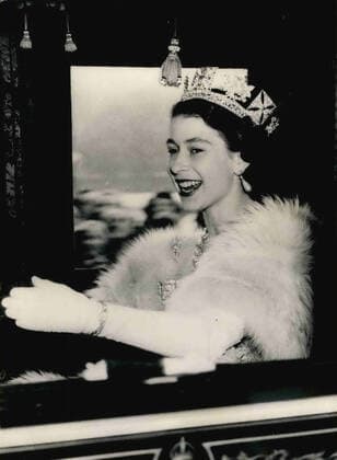 Nov. 11, 1952 - London, England, United Kingdom - A happy study of H.M. QUEEN ELIZABETH II smiles and waves to people lining the streets as she travels in the state coach from the Palace to the State opening of Parliament this morning. London UK - ZUMAk09_ 19521111_baf_k09_033 Copyright: xKeystonexPressxAgencyx