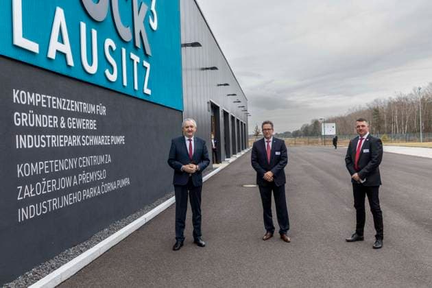 Altech Industries plant Bau einer Anlage zur Herstellung von neuartigem Anodengraphit für Hochleistungs-Lithium-Ionen-Batterien DEU Sachsen Schwarze Pumpe Â Am Mittwoch, 12. Januar 2022, wurde im Industriepark Schwarze Pumpe (ISP) der Grundstückskauf von Altech Industries Germany GmbH unterzeichnet. Das Unternehmen will im ISP auf rund 14 Hektar Aluminiumoxid produzieren und rund 150 Arbeitsplätze schaffen. Vorgesehen ist aber zunächst die Errichtung einer Pilotanlage zur Herstellung von neuartigem Anodengraphit, welches, mit hochreiner Keramik beschichtet (Silizium), für Hochleistungs-Lithium-Ionen-Batterien verwendet werden soll. Dies wäre ein Durchbruch und eine Weltneuheit. Dadurch kann die Batterieleistung enorm verbessert we