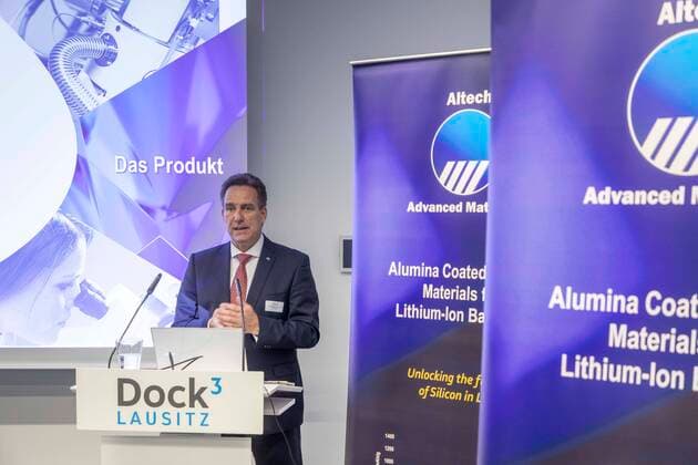 Altech Industries plant Bau einer Anlage zur Herstellung von neuartigem Anodengraphit für Hochleistungs-Lithium-Ionen-Batterien DEU Sachsen Schwarze Pumpe Â Am Mittwoch, 12. Januar 2022, wurde im Industriepark Schwarze Pumpe (ISP) der Grundstückskauf von Altech Industries Germany GmbH unterzeichnet. Das Unternehmen will im ISP auf rund 14 Hektar Aluminiumoxid produzieren und rund 150 Arbeitsplätze schaffen. Vorgesehen ist aber zunächst die Errichtung einer Pilotanlage zur Herstellung von neuartigem Anodengraphit, welches, mit hochreiner Keramik beschichtet (Silizium), für Hochleistungs-Lithium-Ionen-Batterien verwendet werden soll. Dies wäre ein Durchbruch und eine Weltneuheit. Dadurch kann die Batterieleistung enorm verbessert we