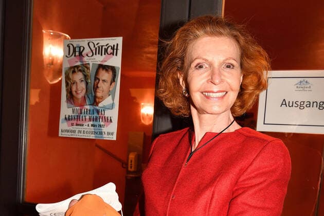 Bilder des Jahres 2022, Entertainment 01 Januar Entertainment Themen der Woche KW02 Entertainment Bilder des Tages Jutta Kammann bei der Der Sittich Theater Premiere am 12.01.2022 in der Komoedie Bayerischer Hof in München Der Sittich Theater Premiere in München *** Jutta Kammann at the Der Sittich theater premiere on 12 01 2022 at the Komoedie Bayerischer Hof in Munich Der Sittich theater premiere in Munich 