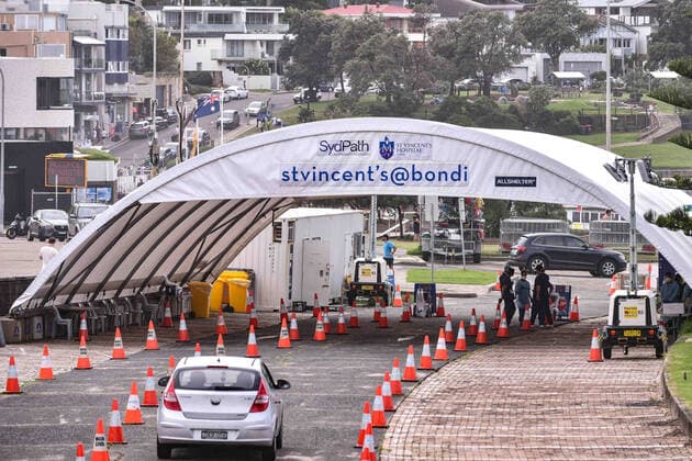 NSW CORONAVIRUS COVID19, Members of the public arrive in their cars for a COVID-19 PCR test at the St Vincent?s Drive-through Clinic at Bondi Beach, Sydney, Thursday, January 13, 2022. The NSW health system is struggling as COVID-19 hospital cases rise, the Australian Medical Association is warning as authorities move to stave off shortages. ( NO ARCHIVING, EDITORIAL USE ONLY, NO USE IN BOOKS WITHOUT CONSENT SYDNEY NSW AUSTRALIA  Copyright: xFLAVIOxBRANCALEONEx 20220113001612924596