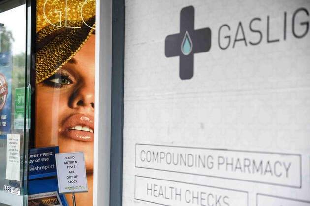 NSW CORONAVIRUS COVID19, Signage notifying customers that Rapid Antigen Test (RAT) kits are sold out is seen on the entrance to a chemist in Sydney, Thursday, January 13, 2022. NSW has reported a dramatic rise in new COVID-19 infections to 92,264, on top of 22 deaths, after RAT results were included for the first time. ( NO ARCHIVING, EDITORIAL USE ONLY, NO USE IN BOOKS WITHOUT CONSENT SYDNEY NSW AUSTRALIA  Copyright: xFLAVIOxBRANCALEONEx 20220113001612994815