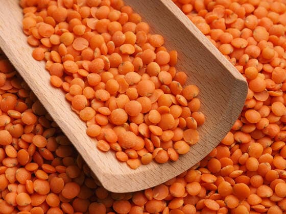 IMAGO Nature: Unsere Erde, Klimawandel, Ernährung, Pflanzen der Zukunft, Linse Organic red lentils with a wooden shovel on a kitchen table