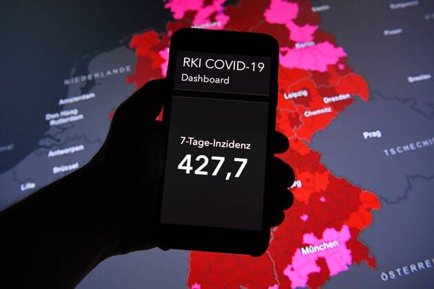 Coronavirus in Deutschland - Covid-19-Dashboard des Robert Koch-Institut 13.01.2022, Robert Koch-Institut: 7-Tage-Inzidenz 427,7. 7-Tage-Fallzahl 355.620. COVID-19-Fälle 7.743.228. Zugang um 81.417 gegenüber dem Vortag. COVID-19-Todesfälle 115.051. Zugang um 316 gegenüber dem Vortag.