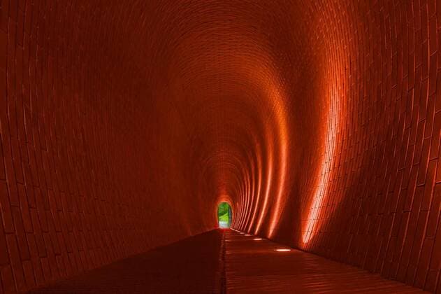  Empty long arched brick pedestrian tunnel, Prague, 26.09.2021, Copyright: xPhotoRomanx Panthermedia24258476