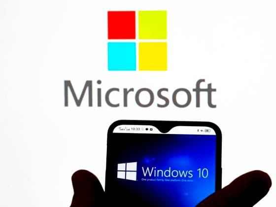January 13, 2022, Ukraine: In this photo illustration, the Microsoft Windows 10 logo is seen displayed on a smartphone screen and Microsoft logo in the background. Ukraine - ZUMAs197 20220113_zab_s197_010 Copyright: xIgorxGolovniovx