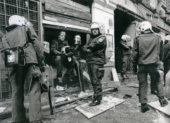 Räumung der Mainzer Straße, Ostberlin, 1990 Berlin; 1990; 14. November 1990; Räumung der Mainzer Straße; Polizisten räumen besetzte Häuser in Friedrichshain; Polizeieinsatz; Einsatzkräfte der Polizei; Hausbesetzung; Hausbesetzungen; Ostberlin; Wende; Wendezeit; Geschichte; Zeitgeschichte; 1990er; Jahre; 90er Jahre; Neunziger Jahre; historisch *** eviction of the Mainzer Straße, East Berlin, 1990 Berlin 1990 14 November 1990 eviction of the Mainzer Straße policemen evacuate squatted houses in Friedrichshain police operation forces of the police squatting squats East Berlin turnaround time history contemporary history 1990s 90s nineties historical