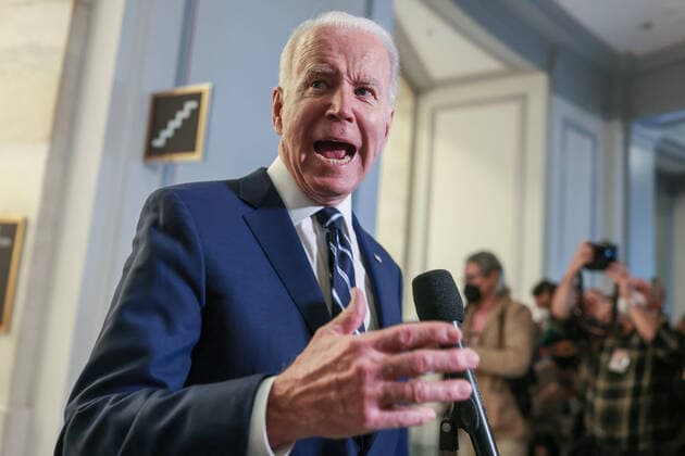Bilder des Jahres 2022, News 01 Januar News Themen der Woche KW02 News Bilder des Tages U.S. President Joe Biden speaks to the press after meeting in the Kennedy Caucus Room with the Senate Democratic Caucus to discuss the urgent need to pass legislation to protect the constitutional right to vote and the integrity of our elections at the U.S. Capitol in Washington, DC on Thursday, January 13, 2022.  WAP2022011351 OliverxContreras