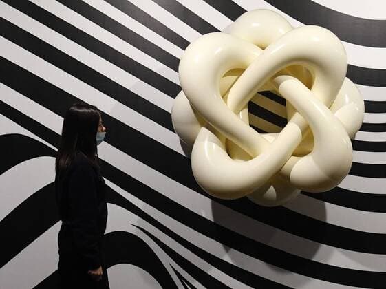 Bilder des Jahres 2022, Entertainment 01 Januar Entertainment Themen der Woche KW02 Entertainment Bilder des Tages Russia Modern Art 6740771 13.01.2022 A visitor passes by an artwork of Sasha Frolova on display during the Forms of Miracle exhibition prepared by Moscow Museum of Modern Art at the Peace Square Museum Centre in Krasnoyarsk, Russia. Ilya Naymushin Sputnik Krasnoyarsk Russia  Copyright: xIlyaxNaymushinx