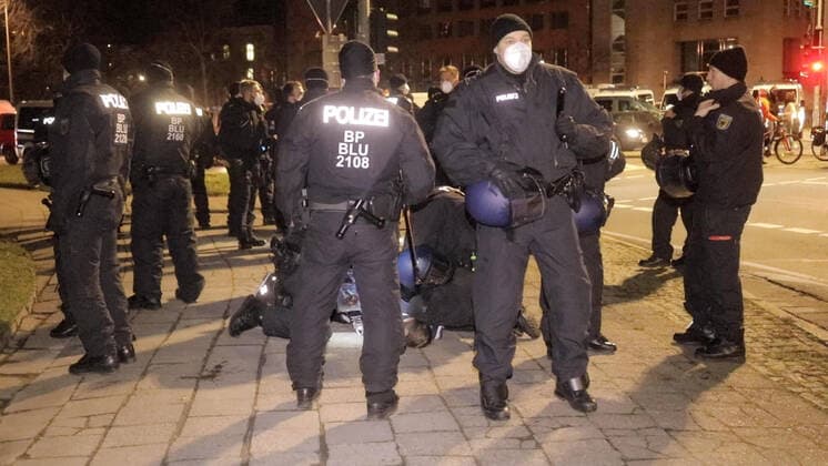 News Bilder des Tages ID 496 Die Stadt Dresden rüstete sich am Donnerstagabend für einer der größten Querdenkerdemonstrationen, auch Spaziergang genannt. Über Telegramm mobilisierten sich über tausend Coronagegner. Gegen 19 Uhr wurde ein großer Spaziergang angekündigt. Die Polizei versuchte frühzeitig die Menschen auseinander zu treiben. Das Gelang teilweise auch. Im Bereich Pirnascher Straße fanden sich dennoch hunderte Spaziergänger wieder. Die Beamten kesselten immer wieder Personengruppen ein. Die Menge verstreute sich darauf immer hin. Teilweise mussten die Beamten körperliche Gewalt einsetzen. Es kam ebenfalls zu Festnahmen. Dresden Sachsen Deutschland