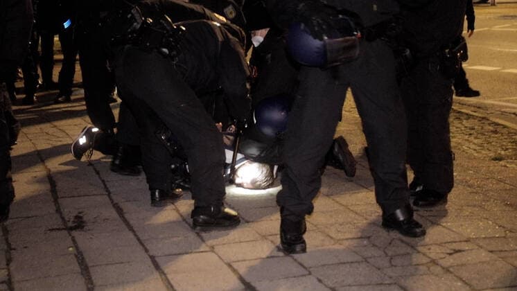 ID 496 Die Stadt Dresden rüstete sich am Donnerstagabend für einer der größten Querdenkerdemonstrationen, auch Spaziergang genannt. Über Telegramm mobilisierten sich über tausend Coronagegner. Gegen 19 Uhr wurde ein großer Spaziergang angekündigt. Die Polizei versuchte frühzeitig die Menschen auseinander zu treiben. Das Gelang teilweise auch. Im Bereich Pirnascher Straße fanden sich dennoch hunderte Spaziergänger wieder. Die Beamten kesselten immer wieder Personengruppen ein. Die Menge verstreute sich darauf immer hin. Teilweise mussten die Beamten körperliche Gewalt einsetzen. Es kam ebenfalls zu Festnahmen. Dresden Sachsen Deutschland