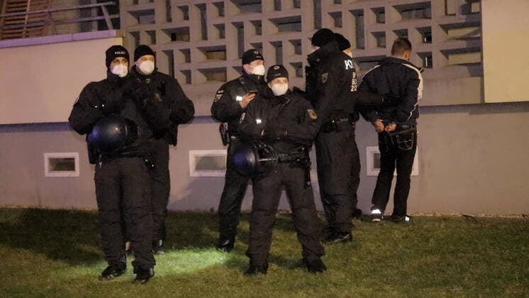 ID 496 Die Stadt Dresden rüstete sich am Donnerstagabend für einer der größten Querdenkerdemonstrationen, auch Spaziergang genannt. Über Telegramm mobilisierten sich über tausend Coronagegner. Gegen 19 Uhr wurde ein großer Spaziergang angekündigt. Die Polizei versuchte frühzeitig die Menschen auseinander zu treiben. Das Gelang teilweise auch. Im Bereich Pirnascher Straße fanden sich dennoch hunderte Spaziergänger wieder. Die Beamten kesselten immer wieder Personengruppen ein. Die Menge verstreute sich darauf immer hin. Teilweise mussten die Beamten körperliche Gewalt einsetzen. Es kam ebenfalls zu Festnahmen. Dresden Sachsen Deutschland