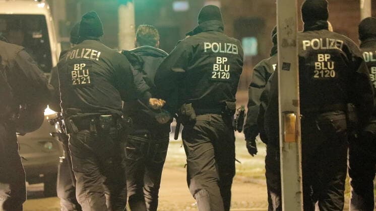 ID 496 Die Stadt Dresden rüstete sich am Donnerstagabend für einer der größten Querdenkerdemonstrationen, auch Spaziergang genannt. Über Telegramm mobilisierten sich über tausend Coronagegner. Gegen 19 Uhr wurde ein großer Spaziergang angekündigt. Die Polizei versuchte frühzeitig die Menschen auseinander zu treiben. Das Gelang teilweise auch. Im Bereich Pirnascher Straße fanden sich dennoch hunderte Spaziergänger wieder. Die Beamten kesselten immer wieder Personengruppen ein. Die Menge verstreute sich darauf immer hin. Teilweise mussten die Beamten körperliche Gewalt einsetzen. Es kam ebenfalls zu Festnahmen. Dresden Sachsen Deutschland