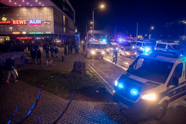 ID 496 Die Stadt Dresden rüstete sich am Donnerstagabend für einer der größten Querdenkerdemonstrationen, auch Spaziergang genannt. Über Telegramm mobilisierten sich über tausend Coronagegner. Gegen 19 Uhr wurde ein großer Spaziergang angekündigt. Die Polizei versuchte frühzeitig die Menschen auseinander zu treiben. Das Gelang teilweise auch. Im Bereich Pirnascher Straße fanden sich dennoch hunderte Spaziergänger wieder. Die Beamten kesselten immer wieder Personengruppen ein. Die Menge verstreute sich darauf immer hin. Teilweise mussten die Beamten körperliche Gewalt einsetzen. Es kam ebenfalls zu Festnahmen. Dresden Sachsen Deutschland